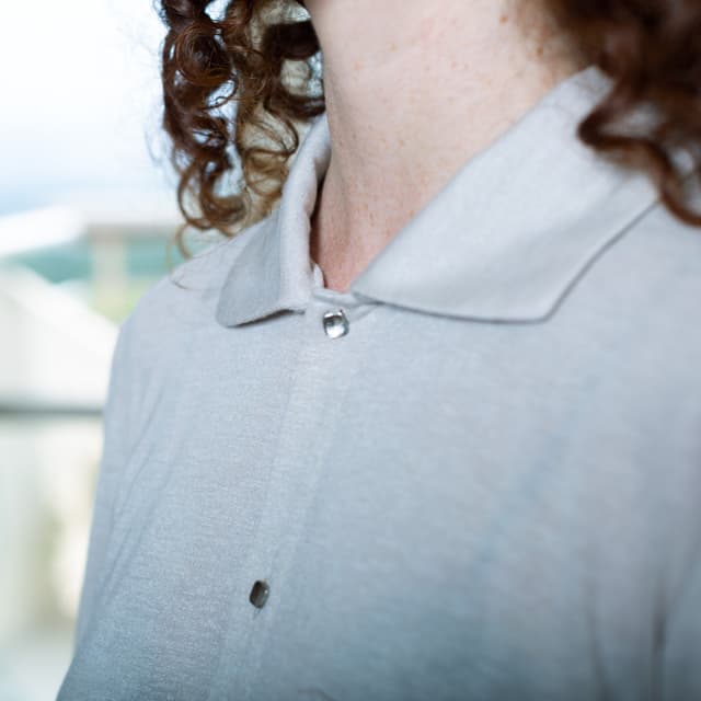 חולצה מכופתרת בז׳ — תמונה 1 מתוך 10