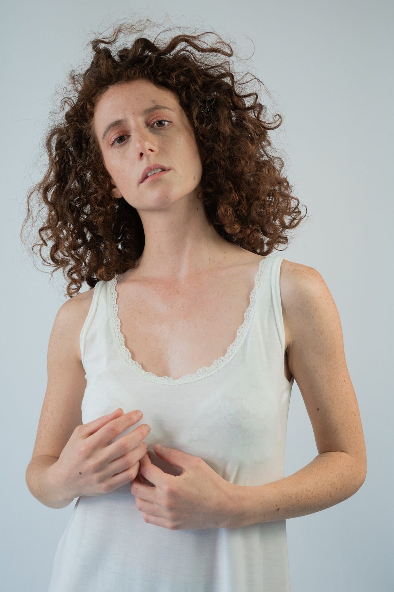 שמלת קאמי תחרה — תמונה 3 מתוך 6