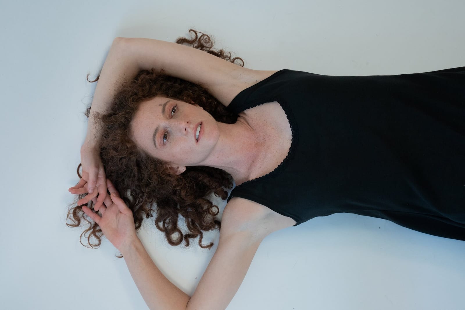 שמלת סליפ תחרה — תמונה 4 מתוך 9