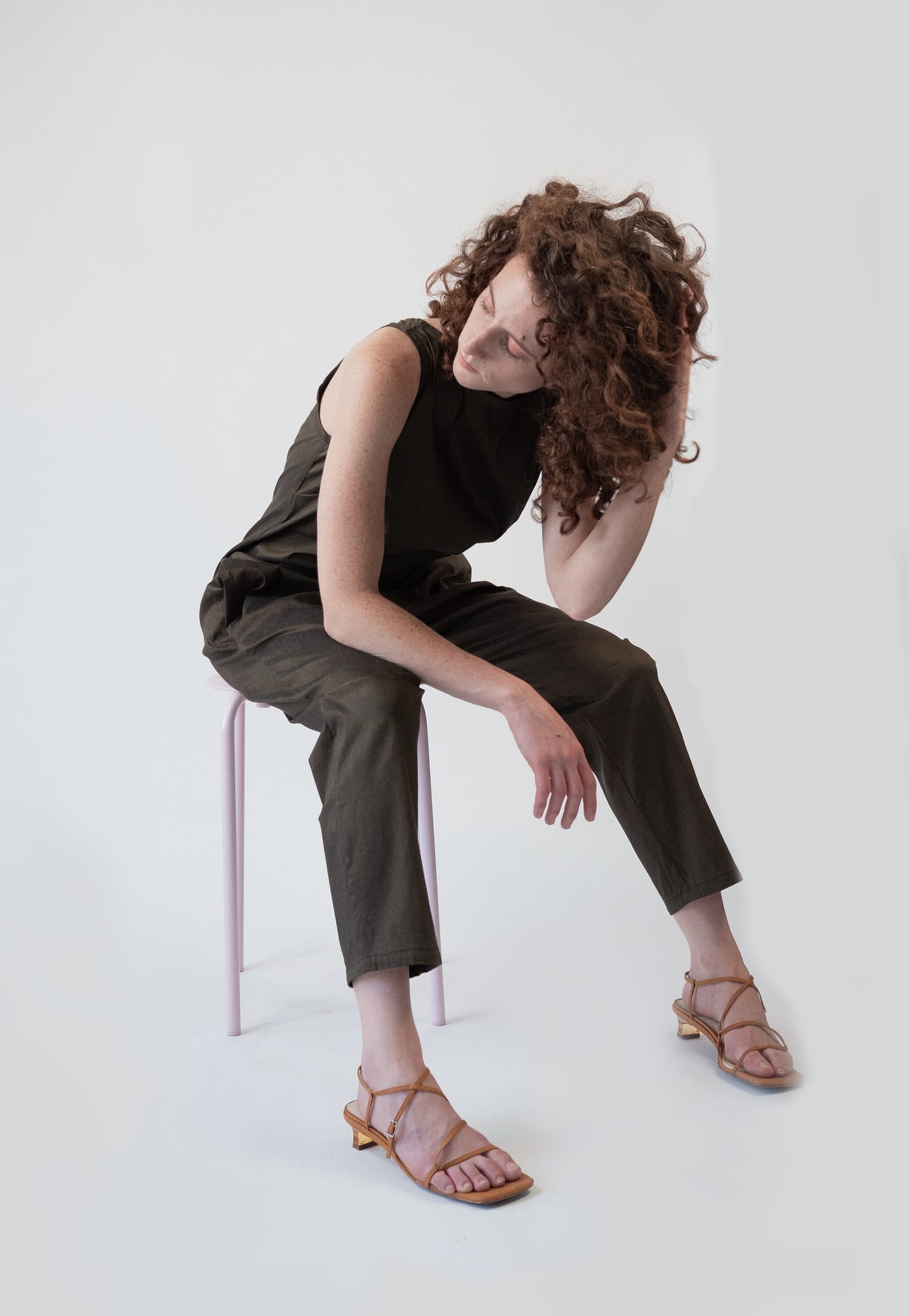 אוברול מינימליסטי חום-זהב — תמונה 7 מתוך 10