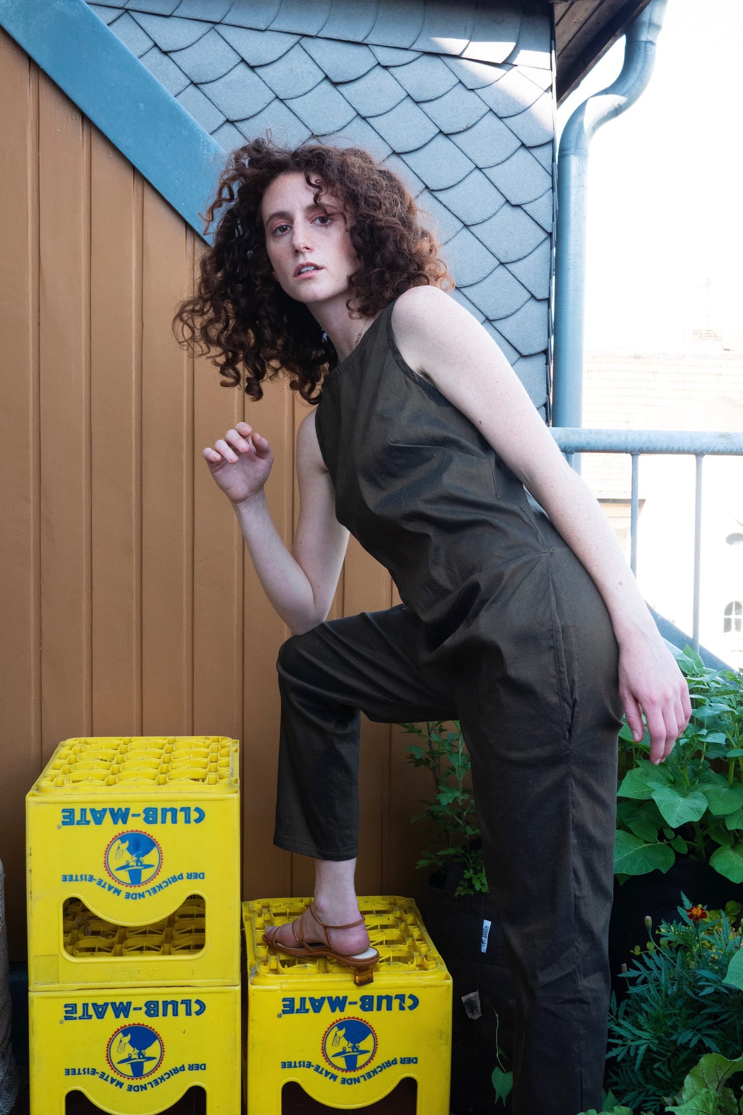 אוברול מינימליסטי חום-זהב — תמונה 8 מתוך 10