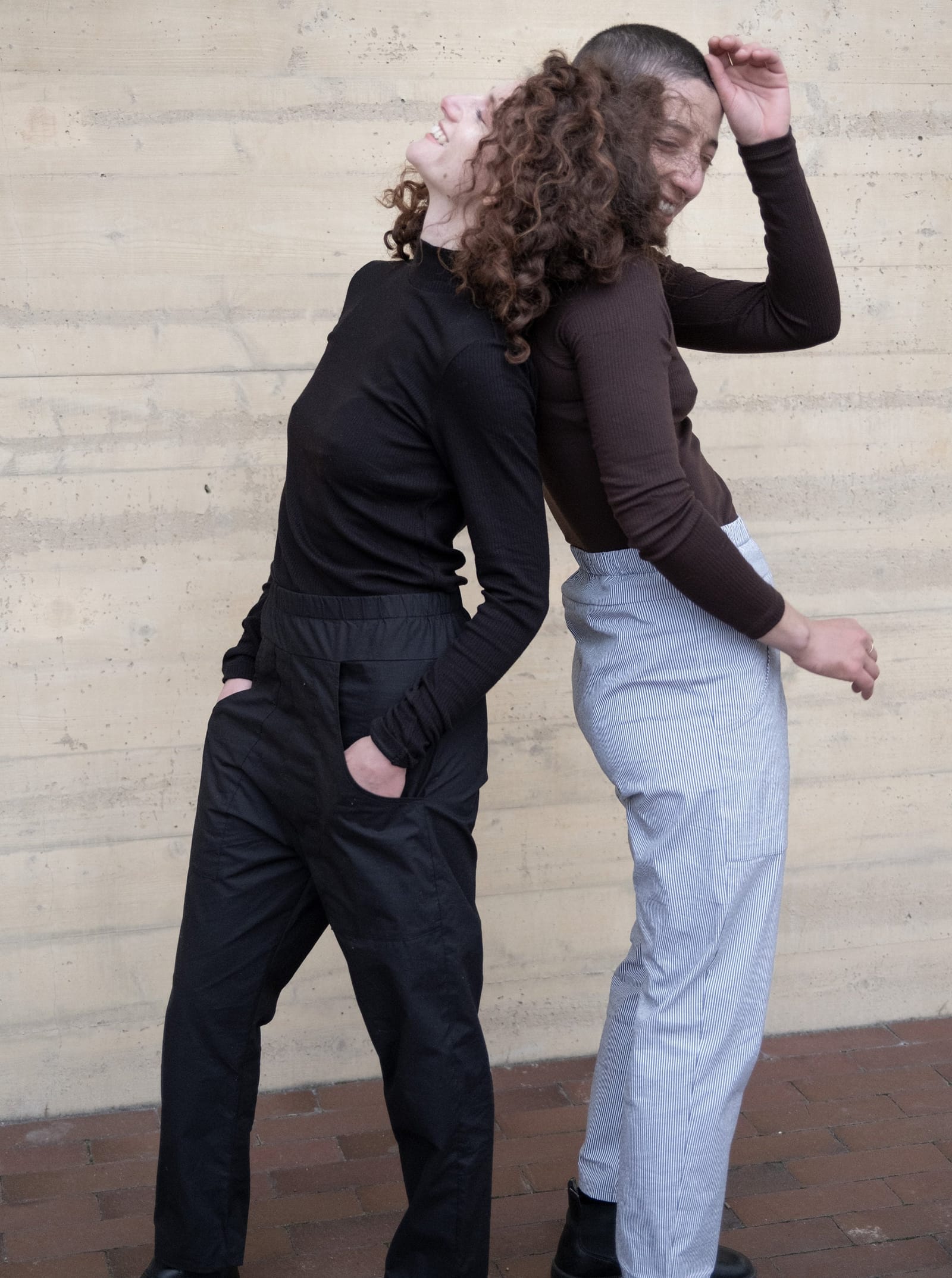 מכנסי רינה אפורים מפוספסים — תמונה 7 מתוך 9
